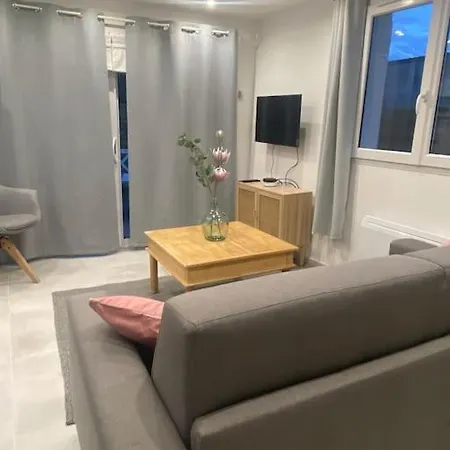 Maison Jardin Et Parking Gratuit - 10 Min De L'aeroport - Metro 14 - Arrivee Autonome Apartment Orly